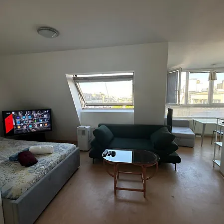 Cozy Bright Penthouse Close To U1 And U6 Metros Wien Exterior foto