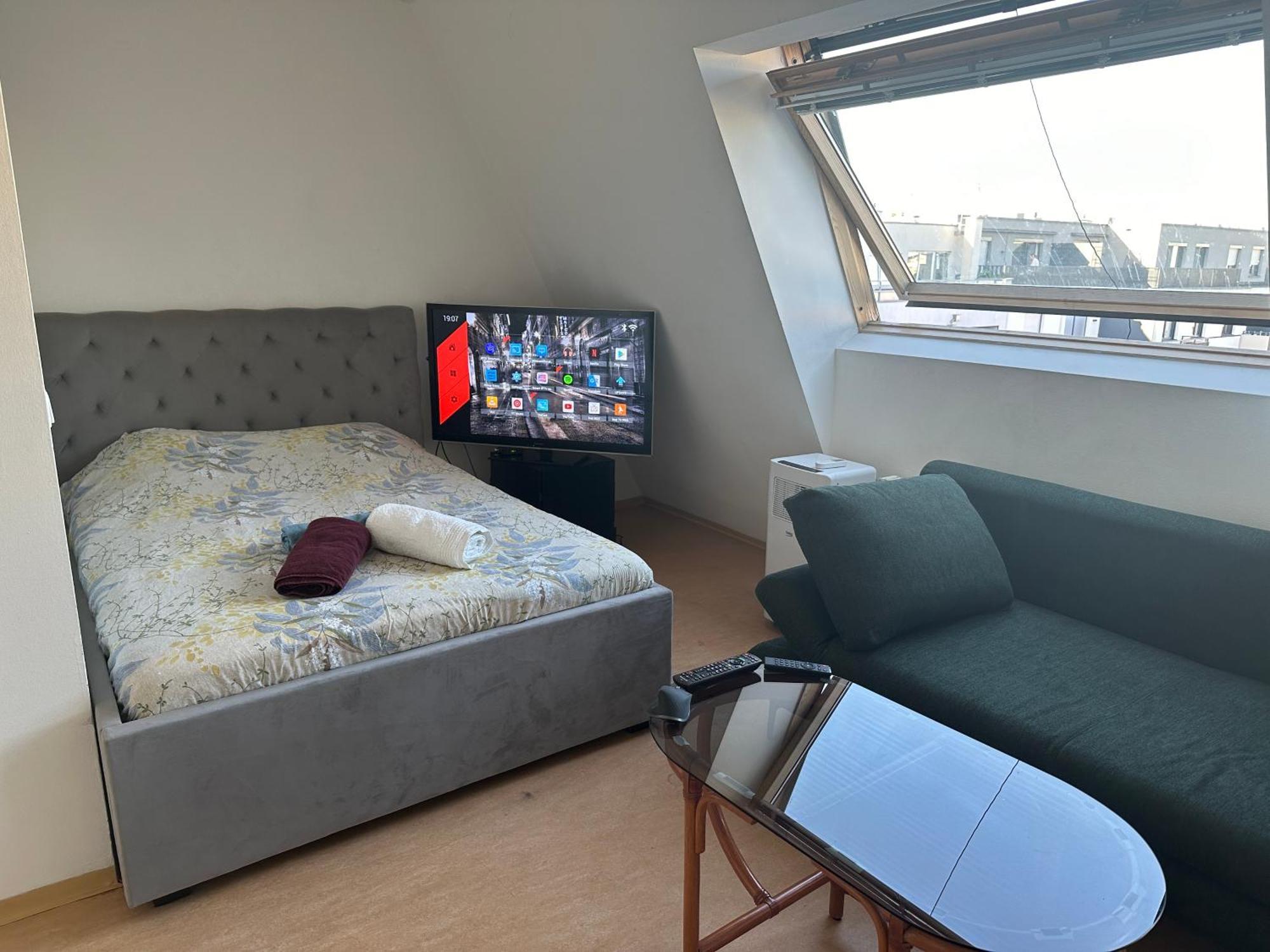 Appartement Cozy Bright Penthouse Close To U1 And U6 Metros