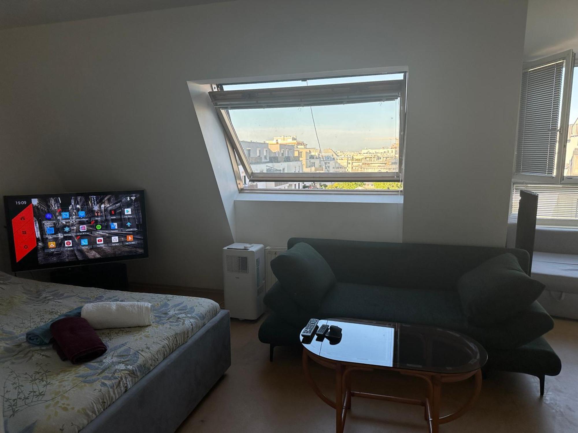 Appartement Cozy Bright Penthouse Close To U1 And U6 Metros