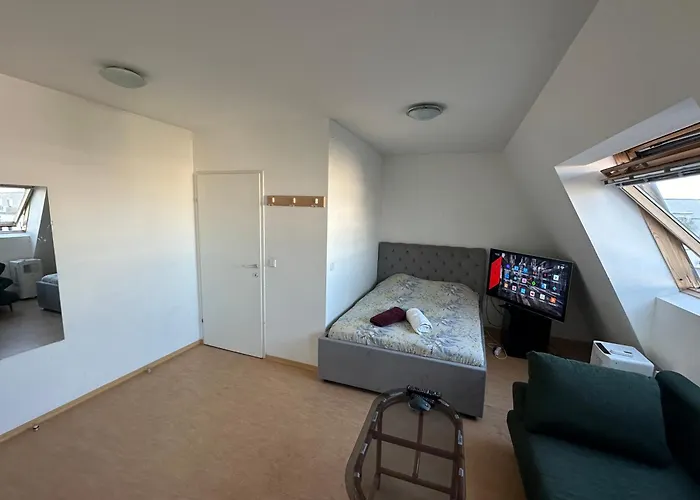 Cozy Bright Penthouse Close To U1 And U6 Metros