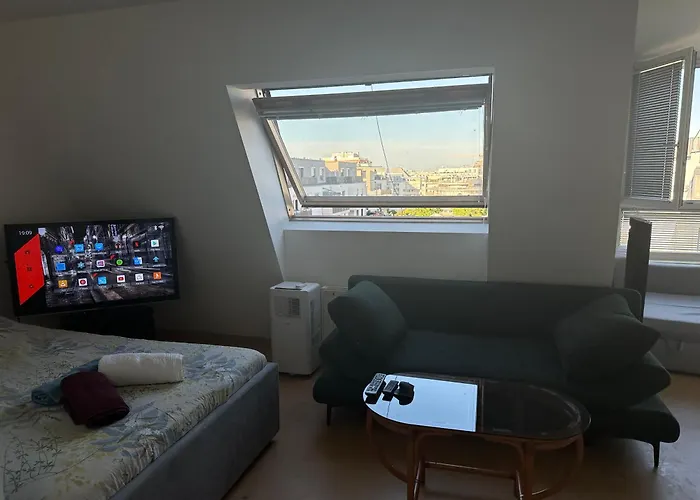 Cozy Bright Penthouse Close To U1 And U6 Metros