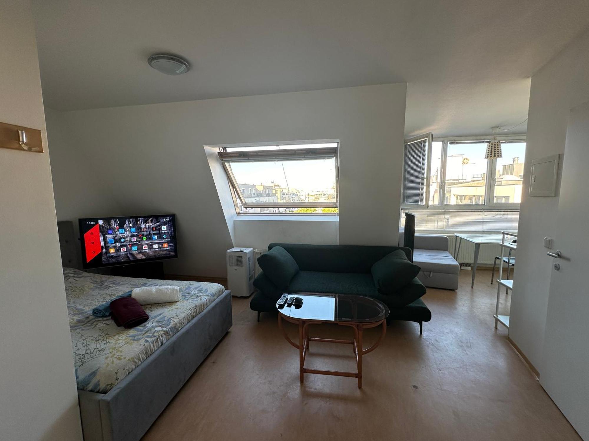 Cozy Bright Penthouse Close To U1 And U6 Metros *