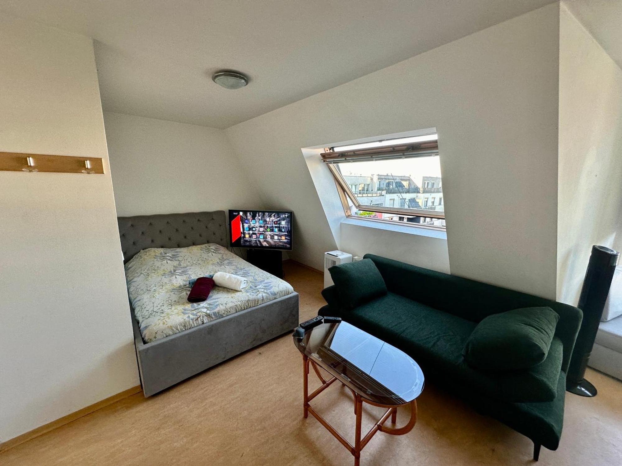 Apartment Cozy Bright Penthouse Close To U1 And U6 Metros Wien